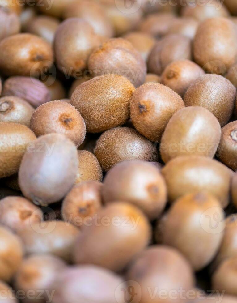 färsk kiwi på en frukt marknadsföra foto