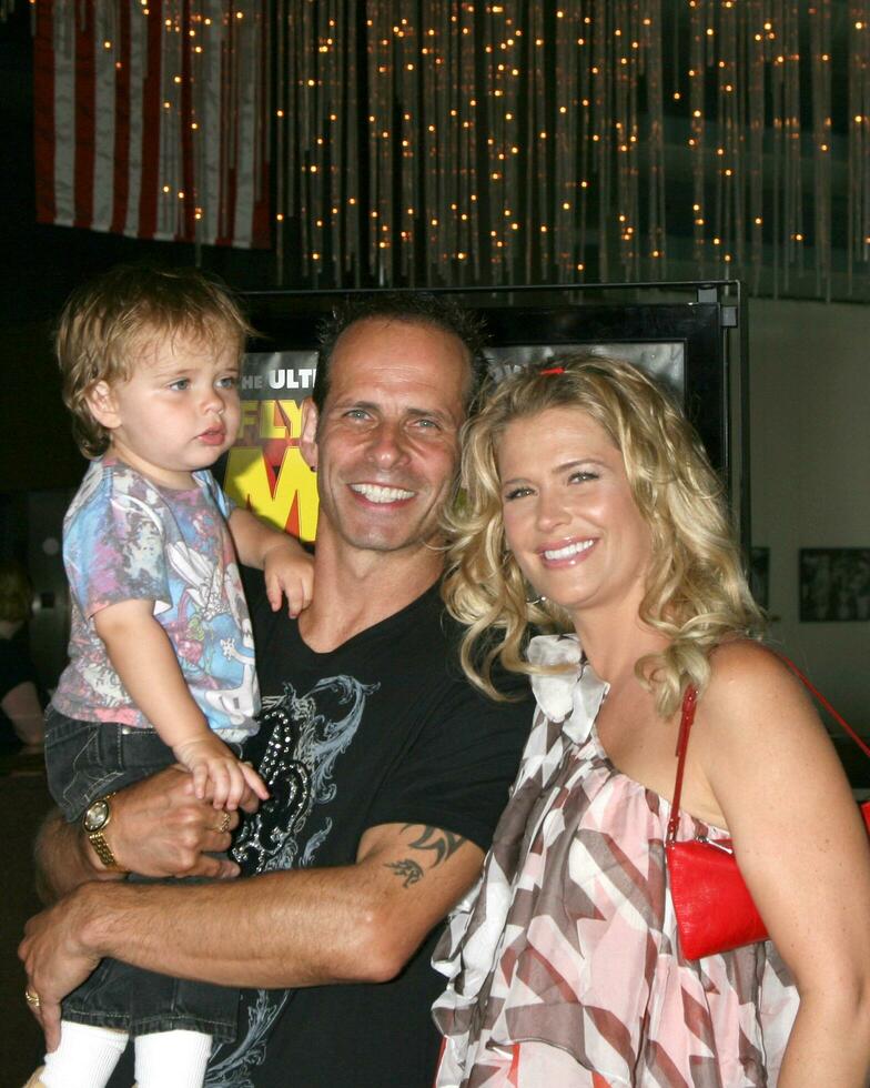 lloyd eisler kristy swanson med deras son magnus anländer på de premiär av flyga mig till de måne på de direktörer gille teater i los angeles ca augusti 3 2008 2008 kathy hutchins hutchins Foto