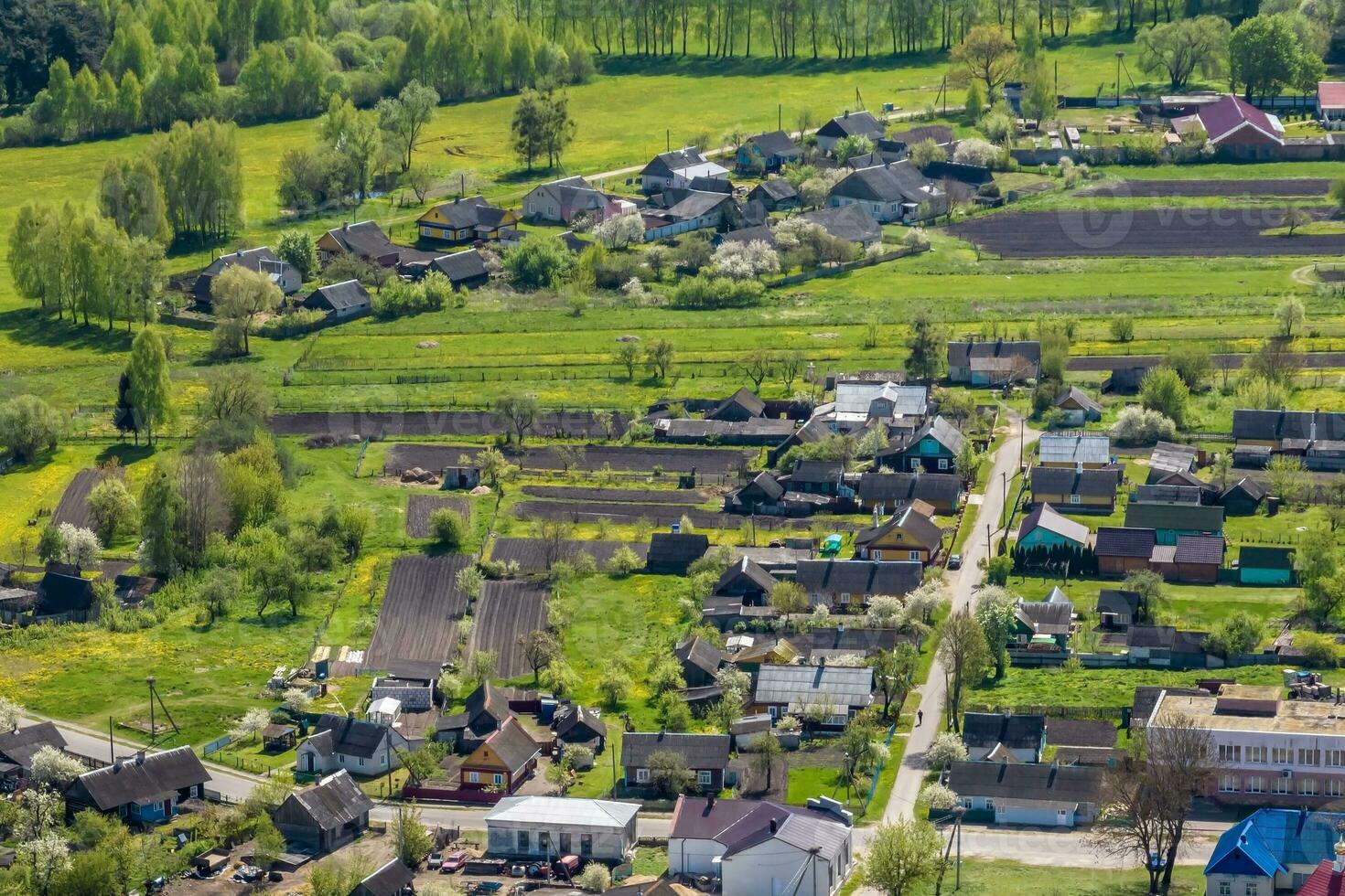 panorama- antenn se av eco by med trä- hus, grus väg, trädgårdar och fruktträdgårdar foto