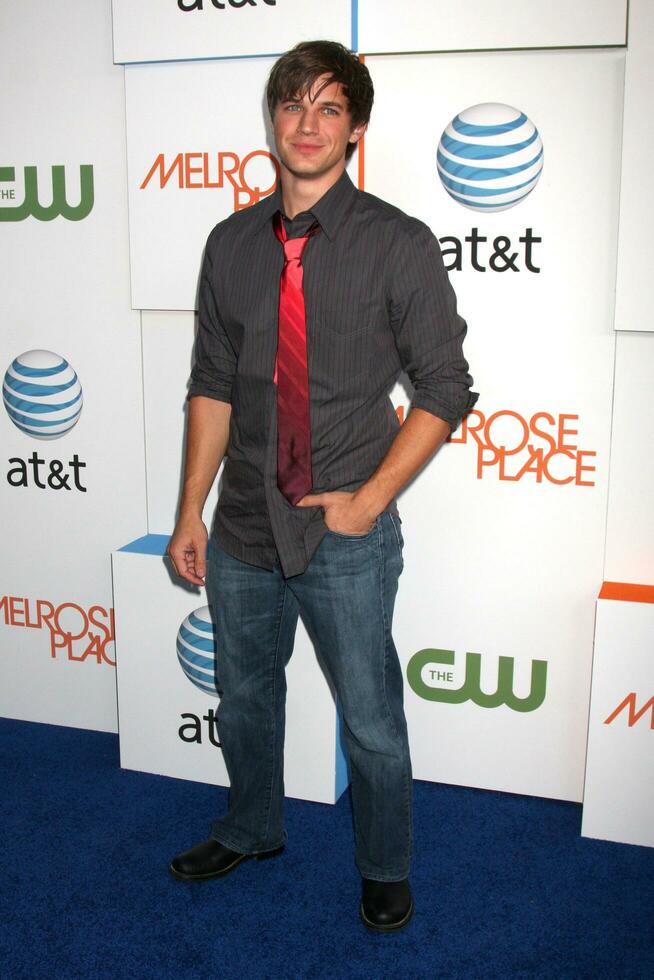 matt lanter anländer på melrose plats premiär fest på melrose plats i los angeles ca på augusti 22 2009 2009 kathy hutchins hutchins Foto