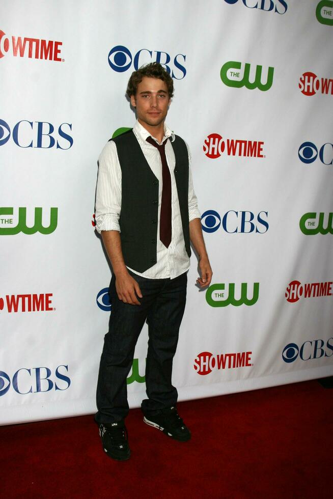 dustin milligan anländer på de cbs tca sommar 08 fest på boulevard 3 i los angeles ca på juli 18 2008 2008 kathy hutchins hutchins Foto