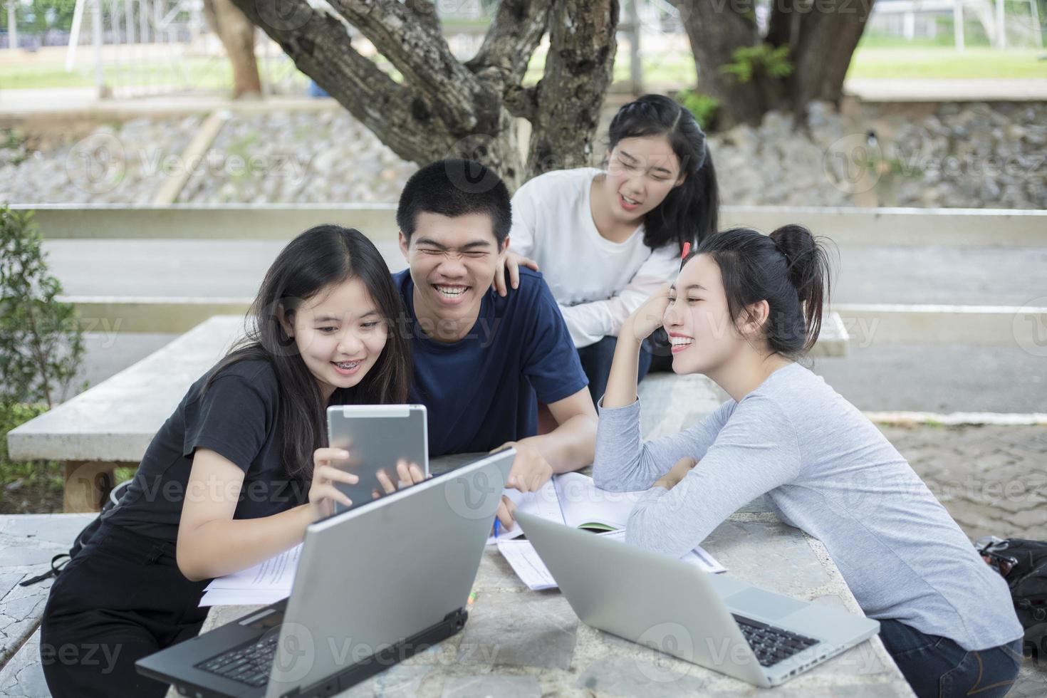 asiatisk grupp studenter skrattar foto