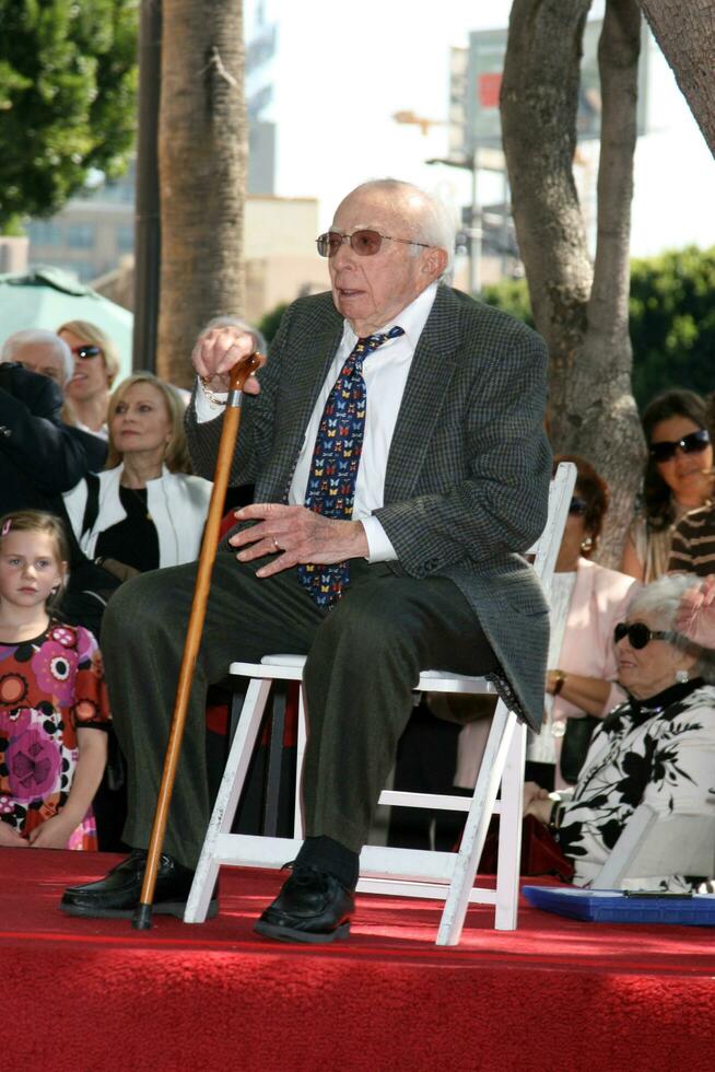 sherwood schwartz sherwood schwartz mottar en stjärna på de hollywood promenad av berömmelse los angeles ca Mars 7 2008 2008 kathy hutchins hutchins Foto