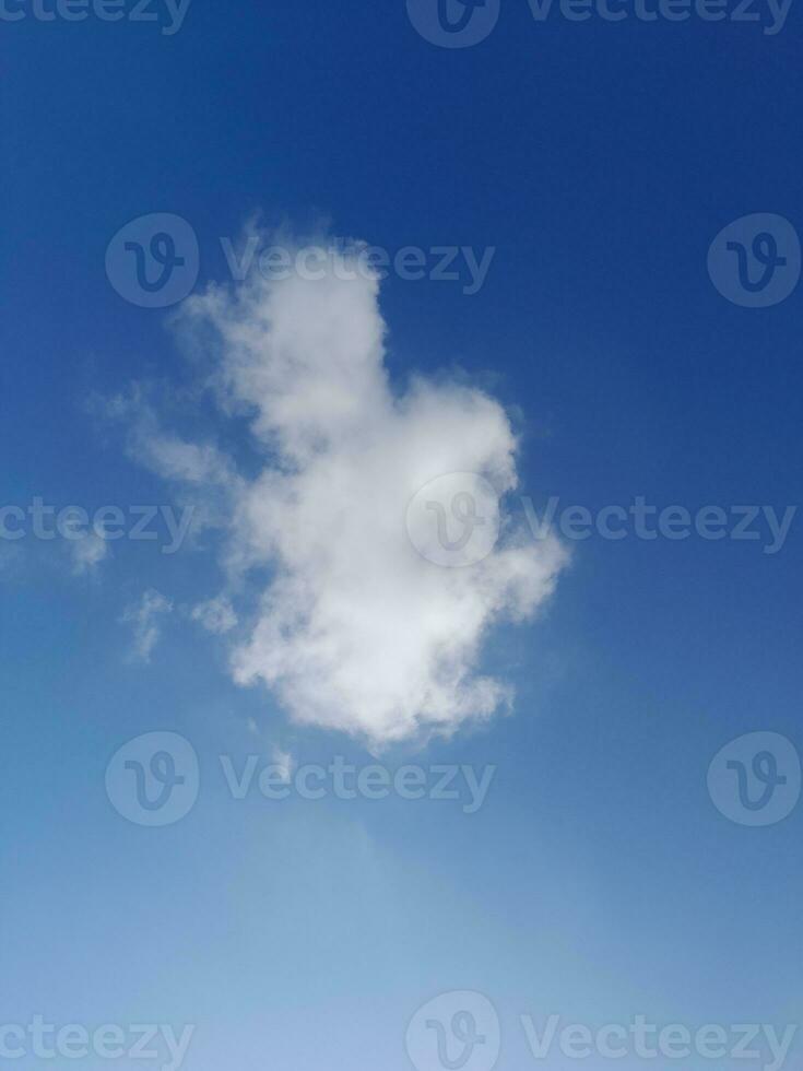 vit moln på de blå himmel perfekt för de bakgrund foto