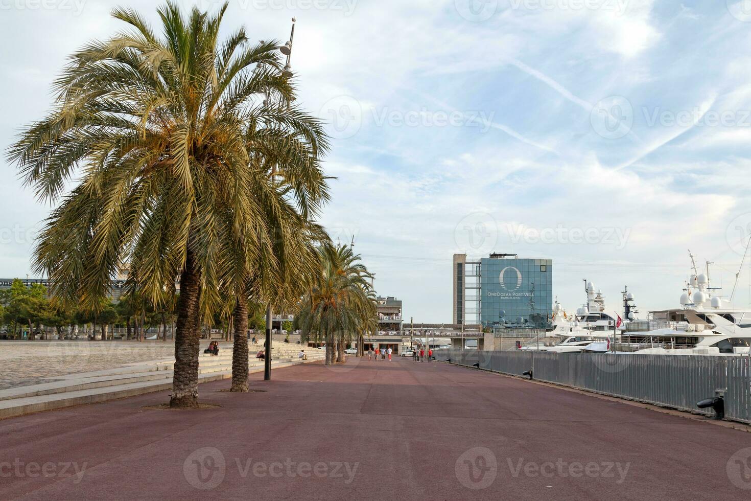 promenad vid sidan av de Yacht marina i barcelona foto