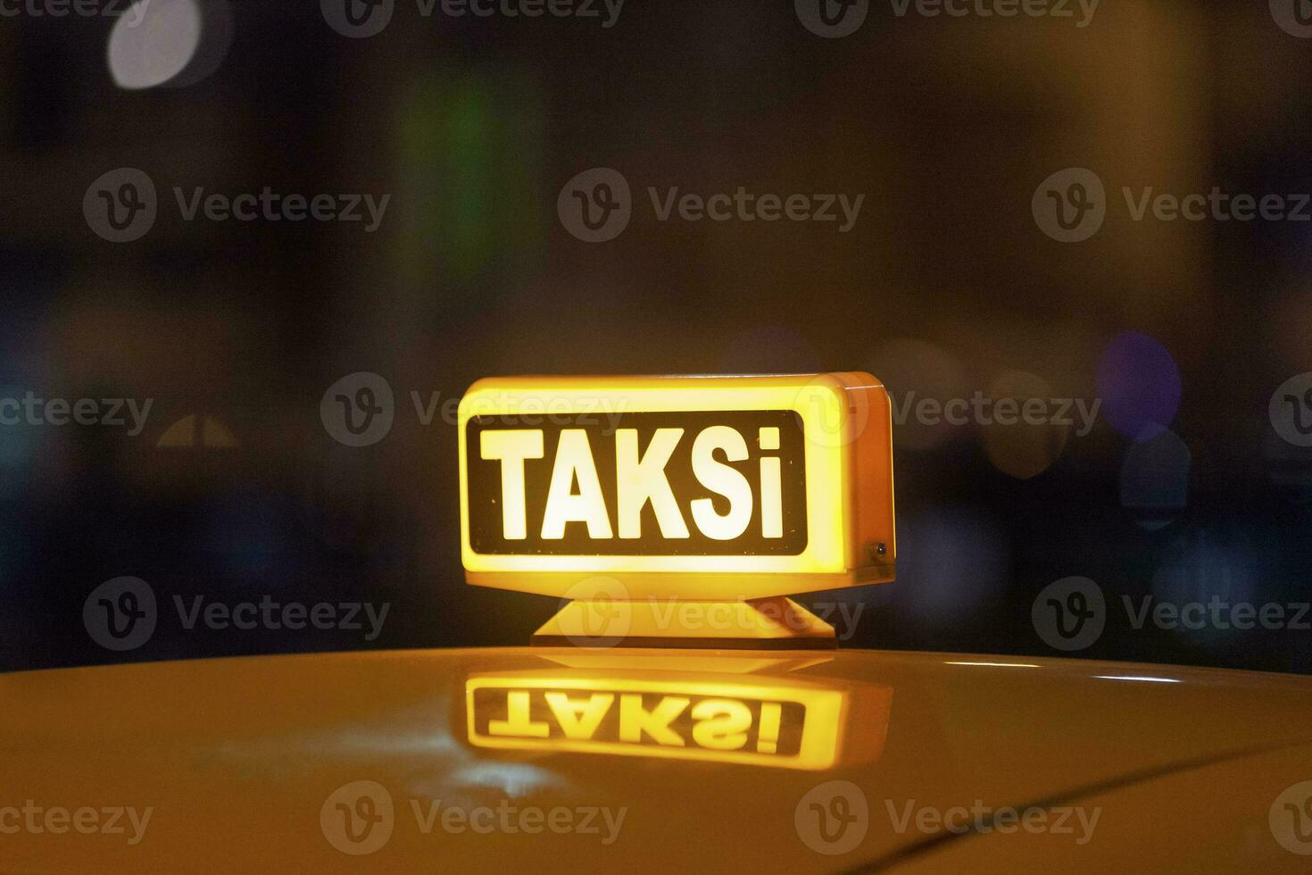 upplyst gul turkiska taxi tecken foto