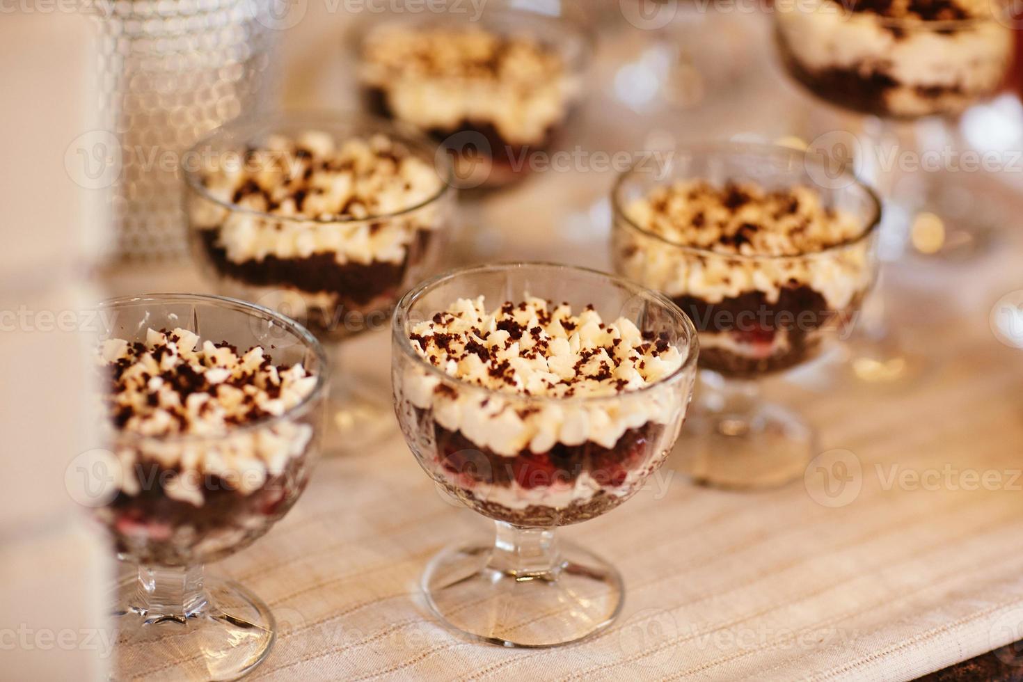 tiramisu desserter i en glass efterrättskål på bordet på fest foto