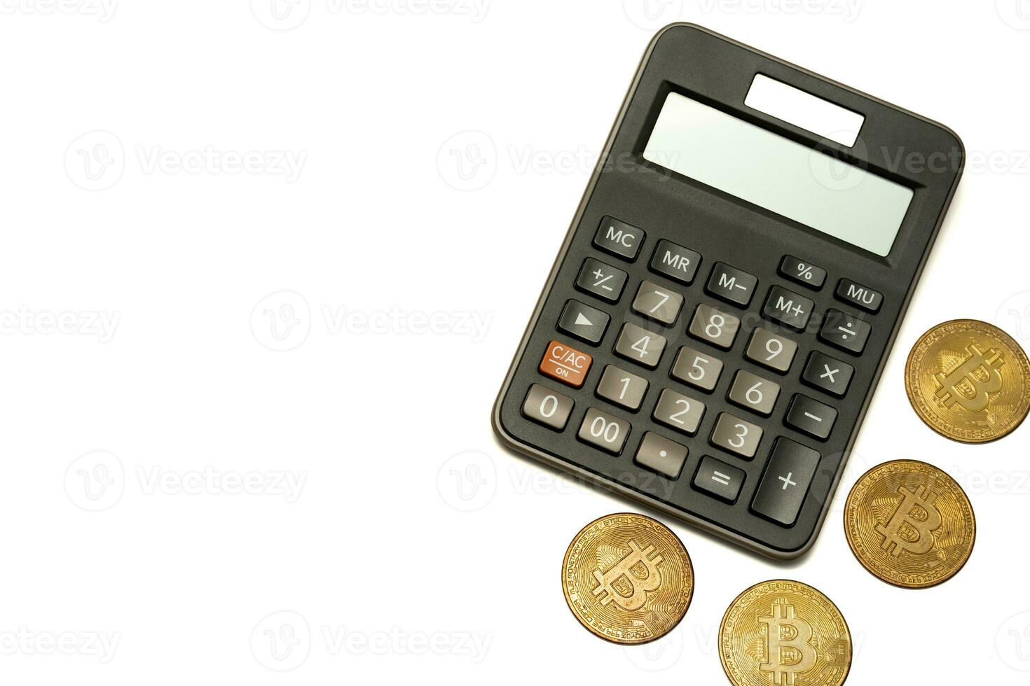 kalkylator och mynt bitcoin isolerat på vit bakgrund, beräkning av lönsamhet. foto