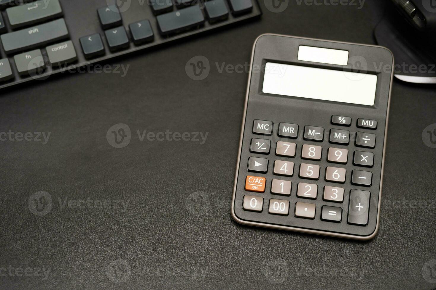 kontor läder skrivbord tabell med kalkylator. calculator.copy Plats för text.tom tom till word.business ekonomi, utbildning teknologi. foto