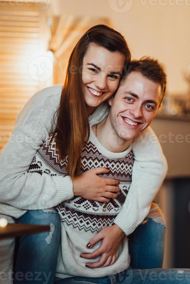 killen och en tjej firar det nya året tillsammans och ger varandra gåvor foto