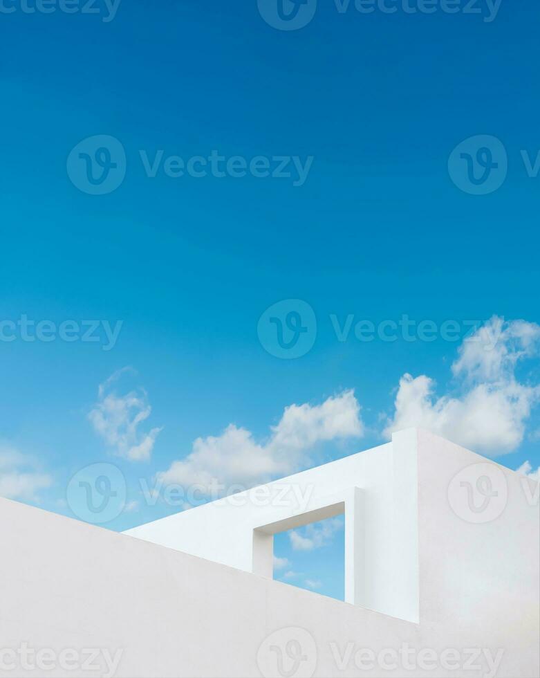 vägg betong textur med öppen fönster mot blå himmel och moln, vit måla cement byggnad, myra se exteriör modern arkitektur med öppen dörr på tak topp i vår, sommar himmel foto