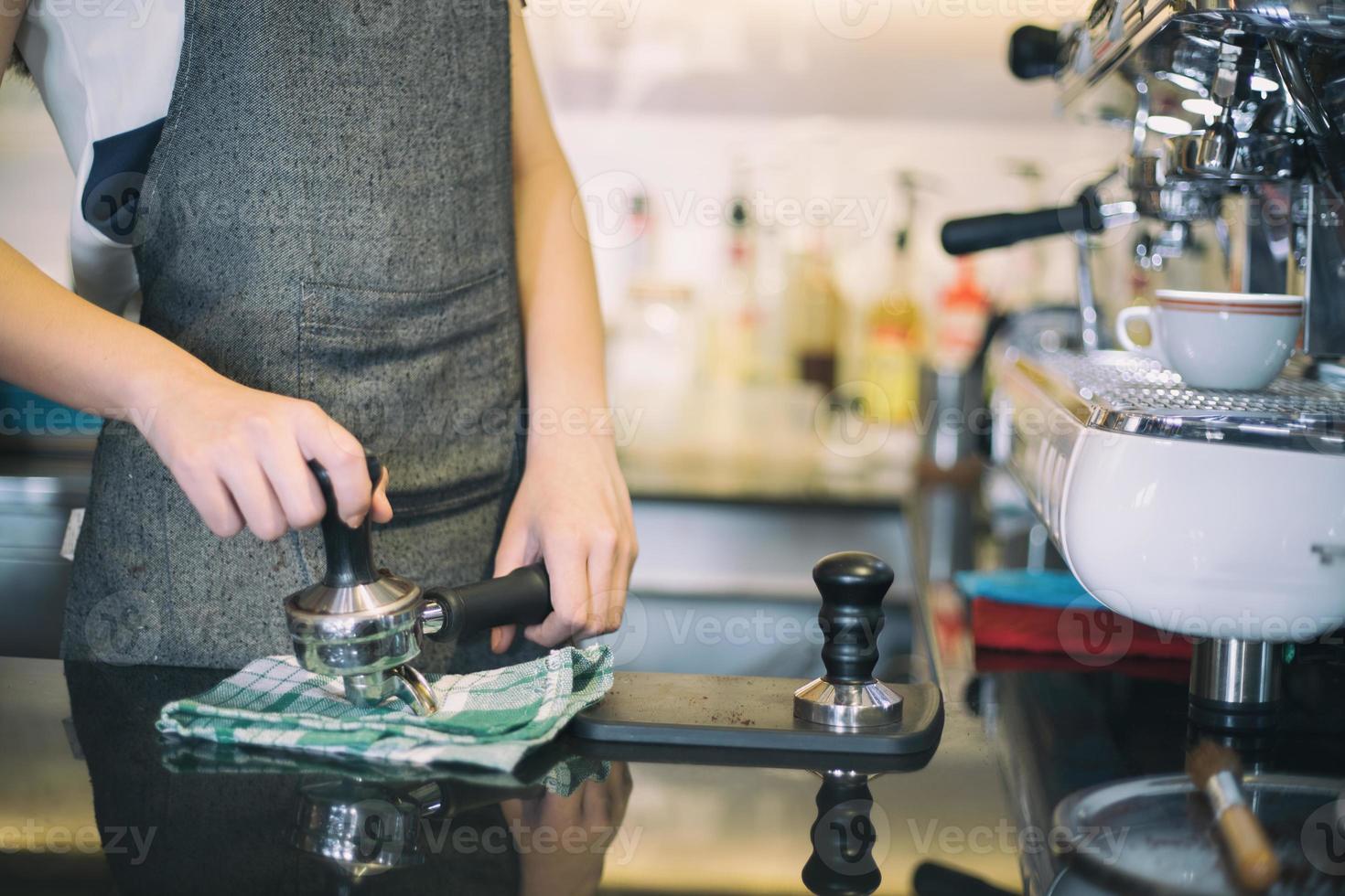 barista gör espressodrycker foto