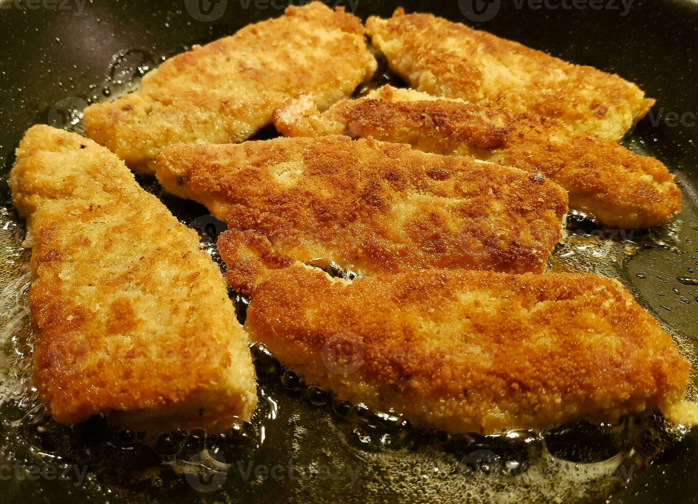 panerad wiener schnitzel med sida maträtter foto