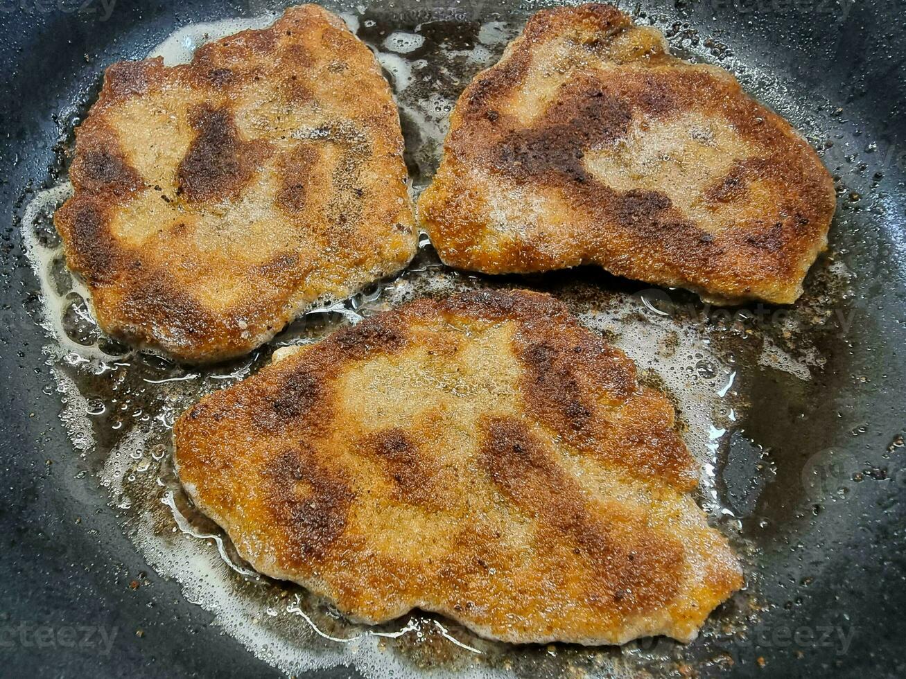 panerad wiener schnitzel med sida maträtter foto