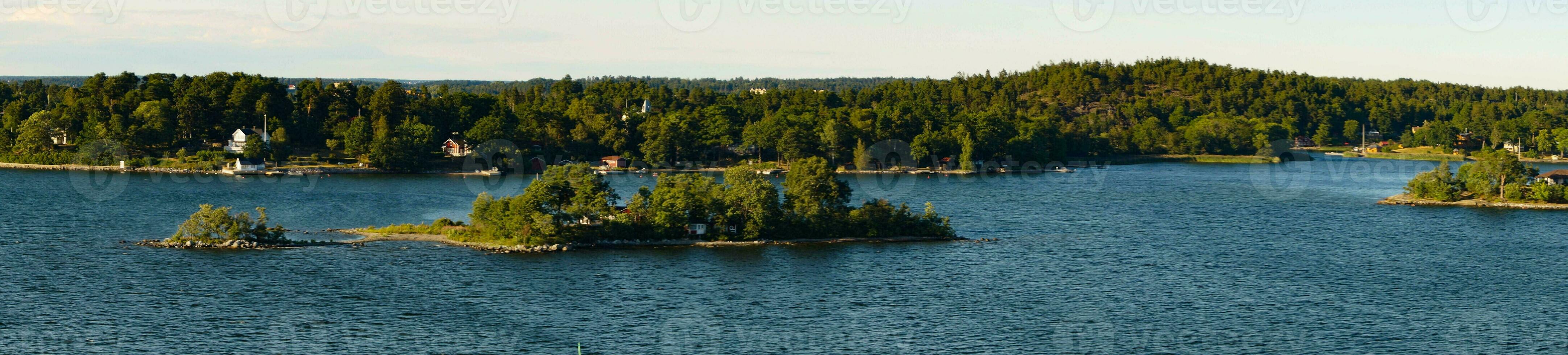 med de kryssning fartyg genom de skärgård av stockholm Sverige foto