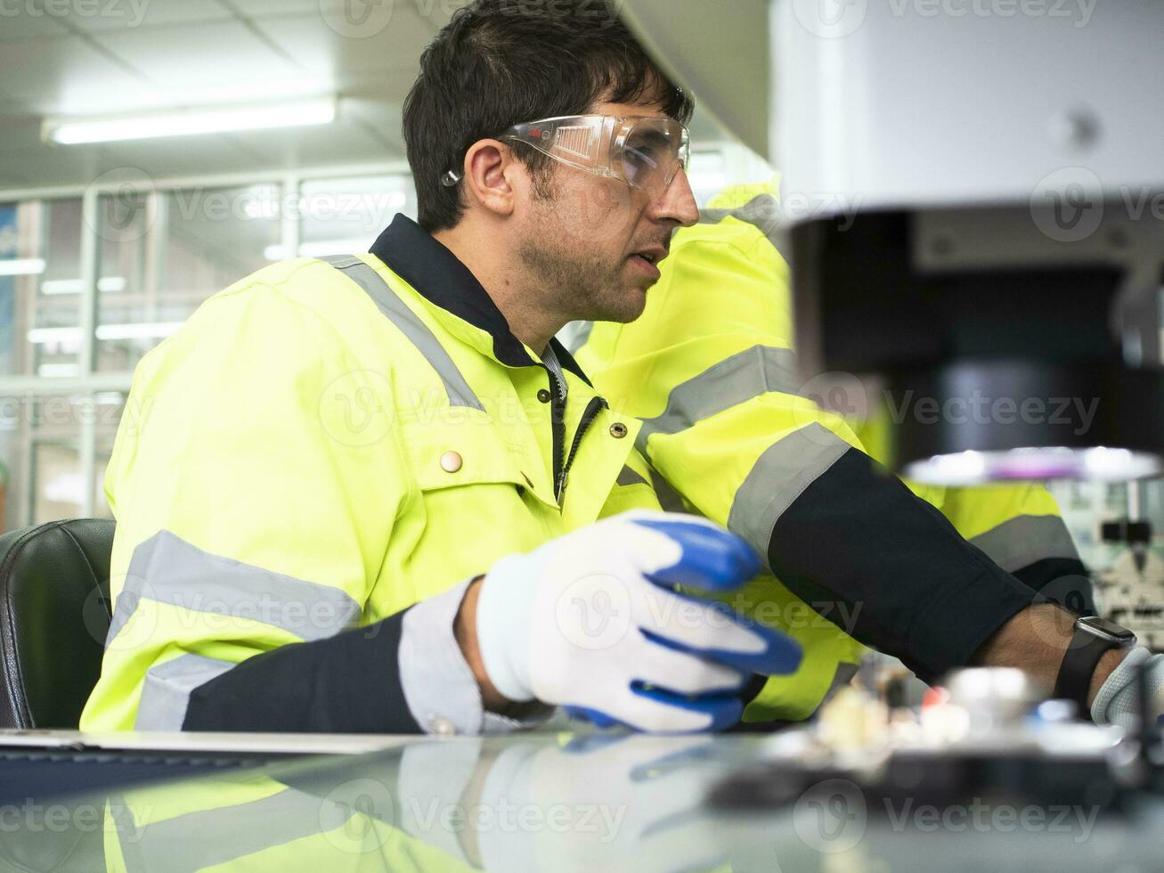 manlig man person arbete jobb ingenjör anläggning tillverkning industri maskineri teknologi konstruktion teknologi fabrik företag kopia Plats konstruktion enhetlig arbetskraft personal byggare arkitekt yrke foto