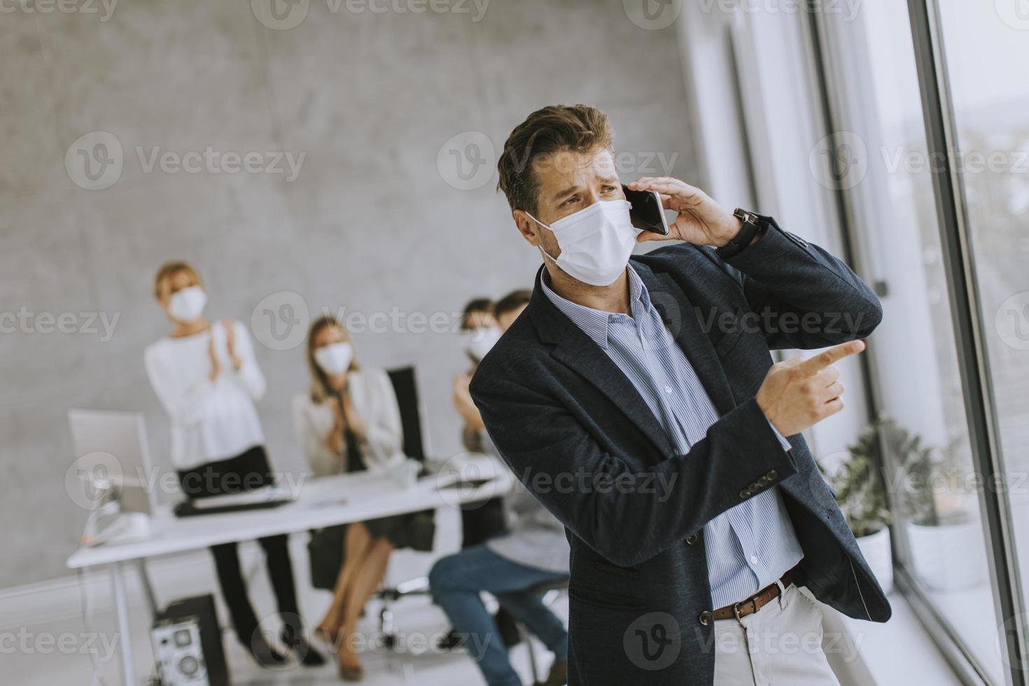 maskerad man på telefon foto