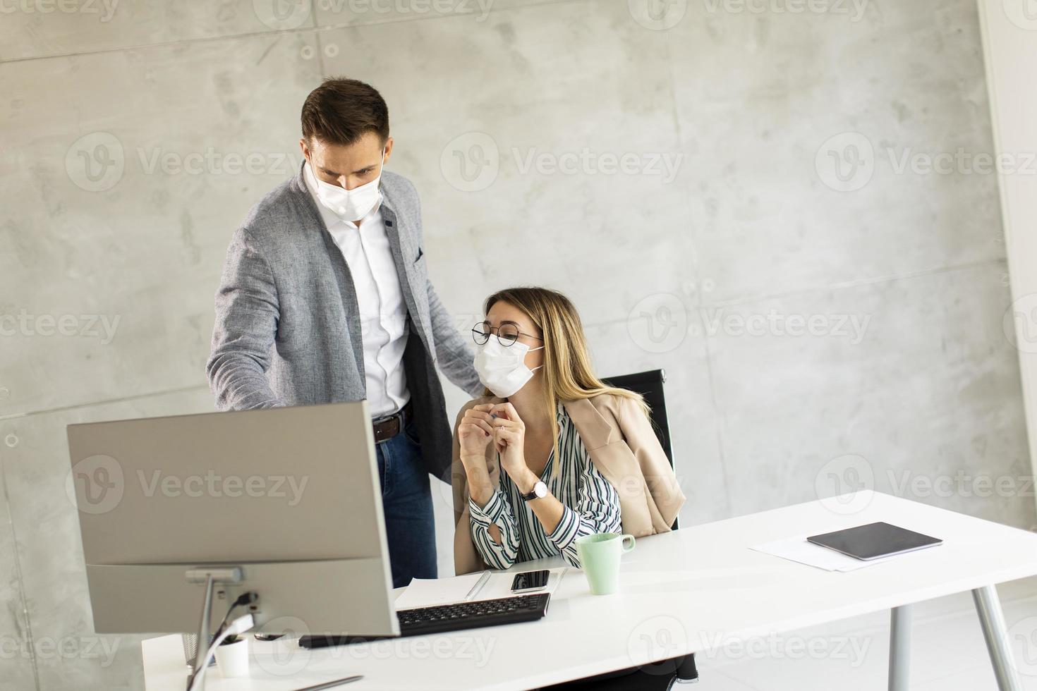 affärsmän som bär masker foto