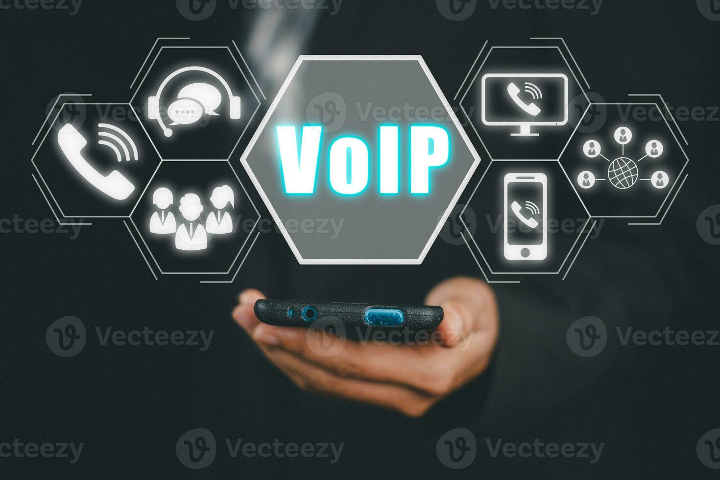 voip, röst över ip telekommunikation begrepp, företag person hand använder sig av smartphone med voIP ikon på virtuell skärm. foto