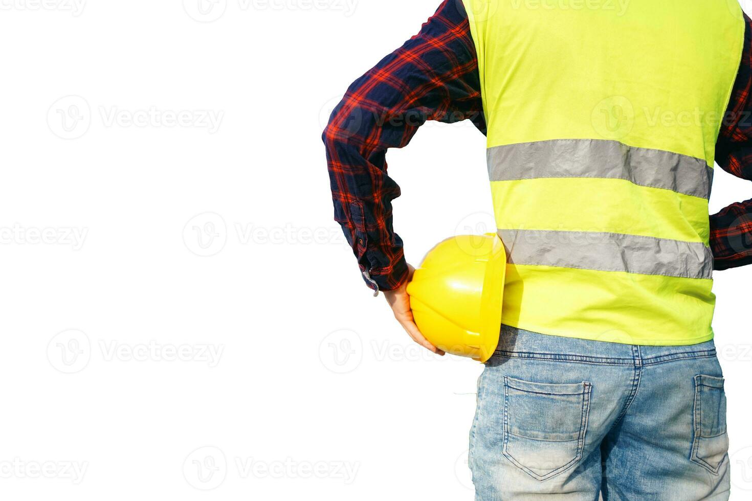 konstruktion arbetstagare innehav gul hjälm. byggnad arbetstagare bär fluorescerande väst. isolerat. foto