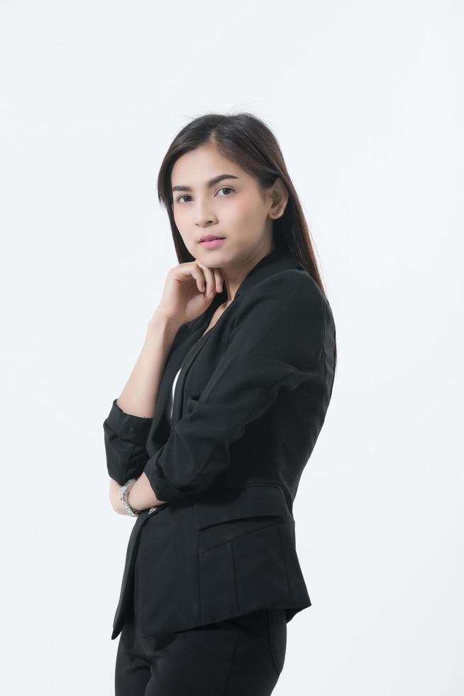 asiatisk affärskvinna i kostym på vit bakgrund foto