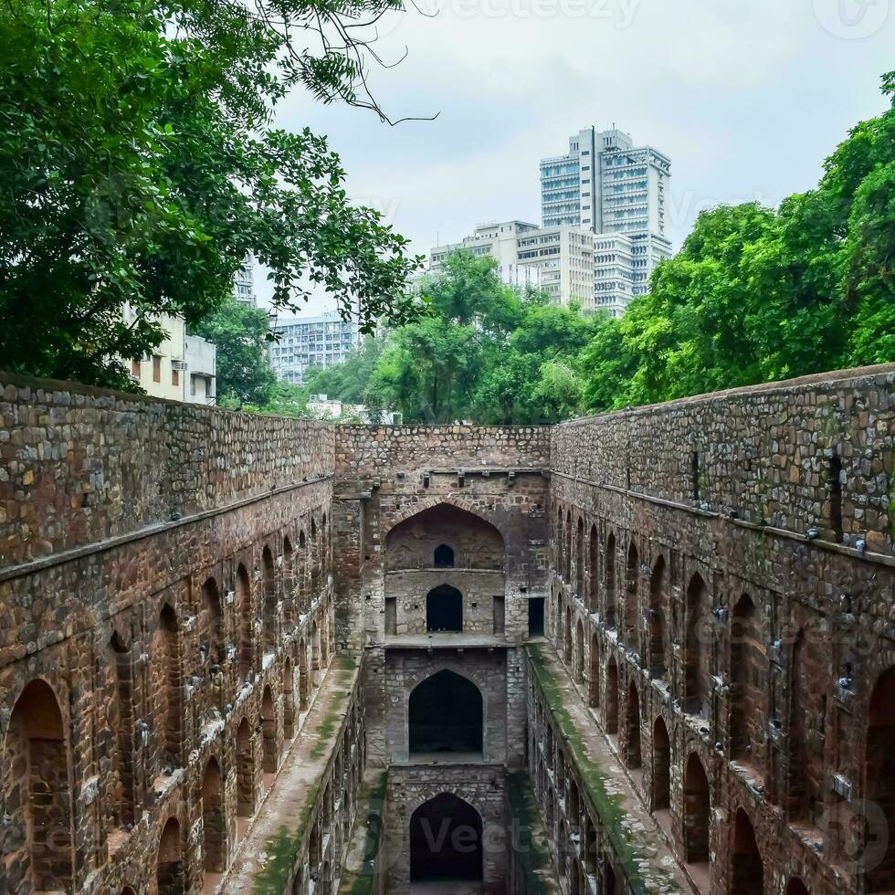 agrasen ki baoli - steg väl belägen i de mitten av connaught placerad ny delhi Indien, gammal gammal arkeologi konstruktion foto