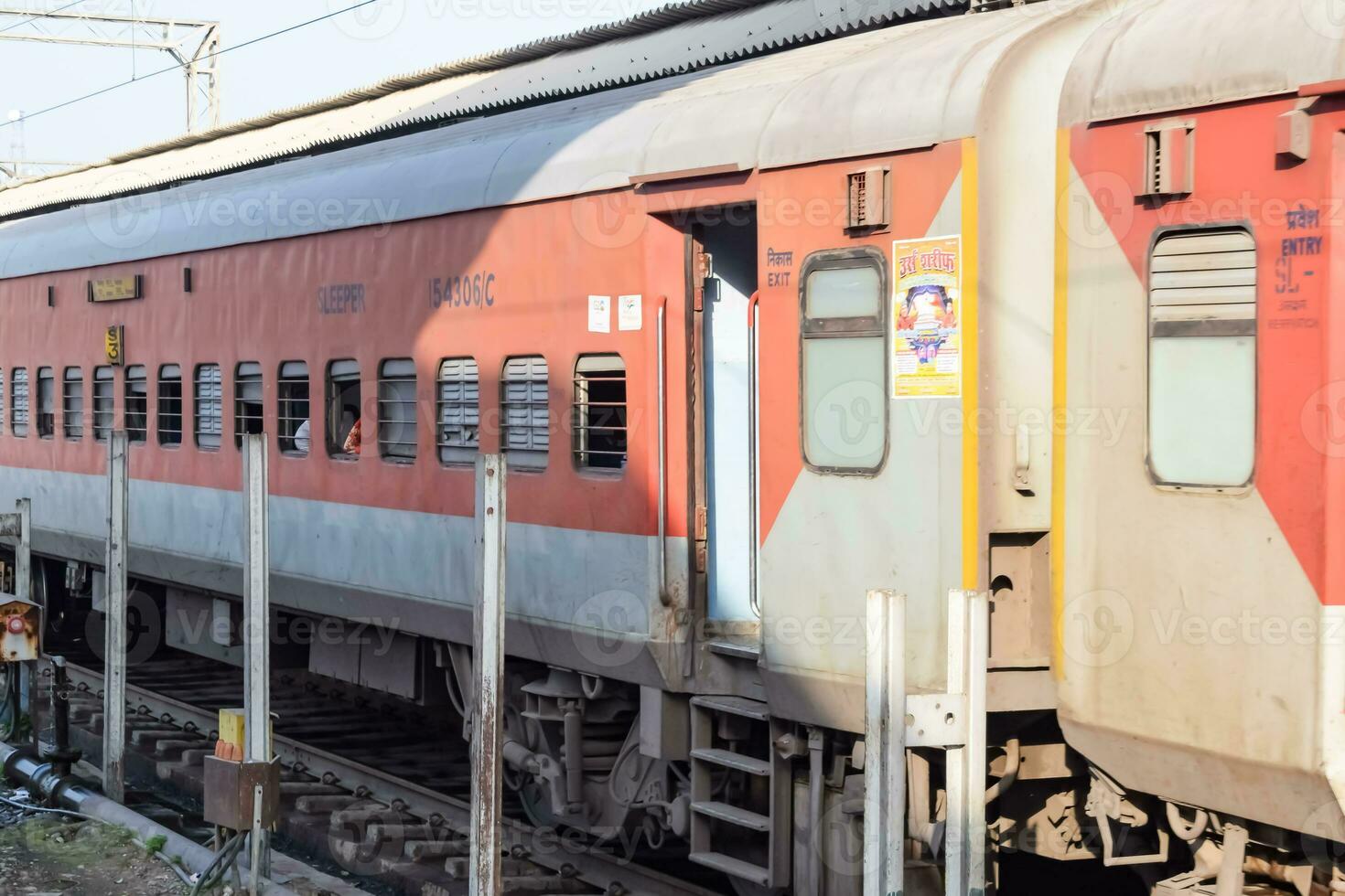 indisk järnväg tåg på amritsar järnväg station plattform under morgon- tid, färgrik tåg på amritsar, punjab järnväg station foto