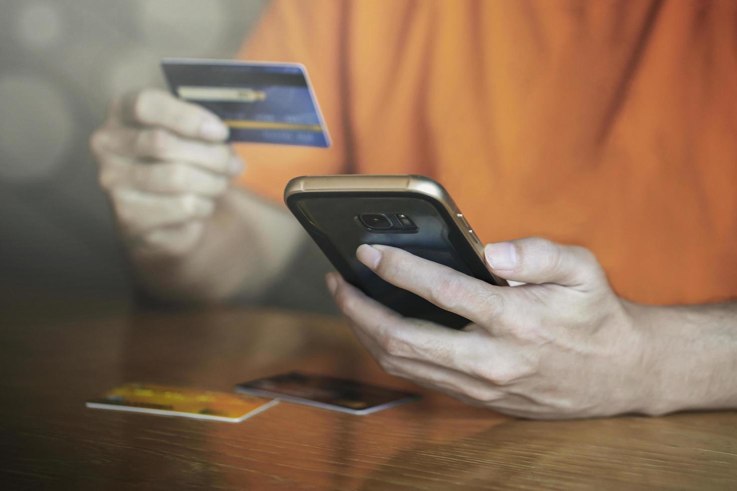 shopping online betalning med kreditkortsman med mobil smartphone affär e-handel och applikation koncept foto