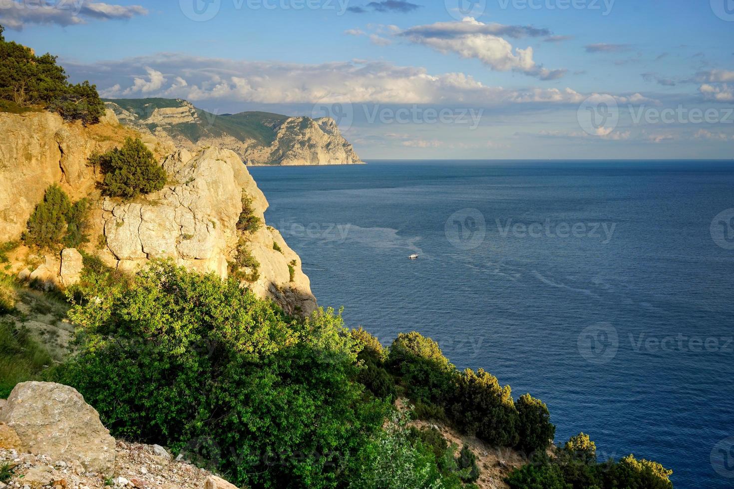 marinmålning med utsikt över klipporna i Balaklava Crimea foto