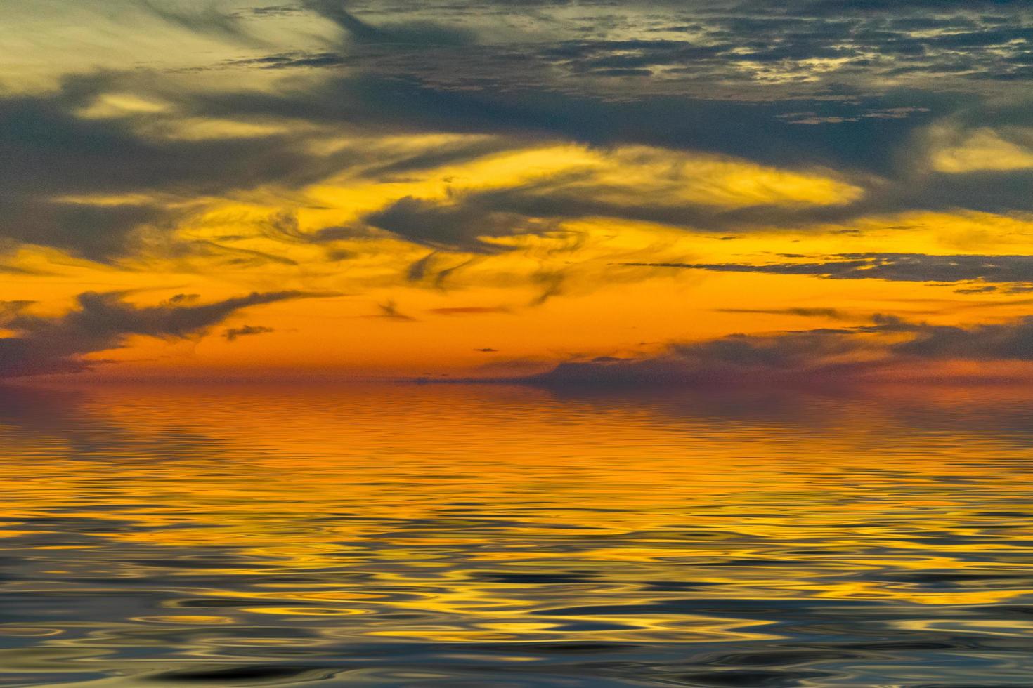 landskap från en höjd med utsikt över havet och en ljus solnedgång foto