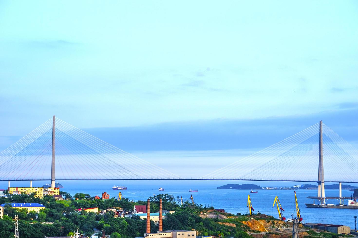 stadsbild med utsikt över havet och fartygen foto