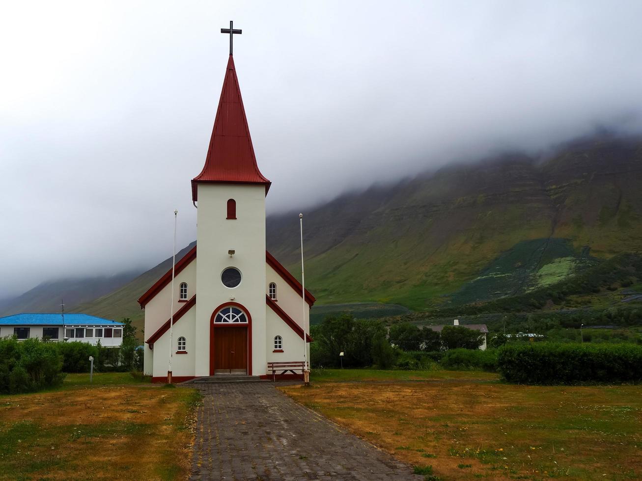 isländsk kyrka och låg dimma i västra fjordarna på Island foto