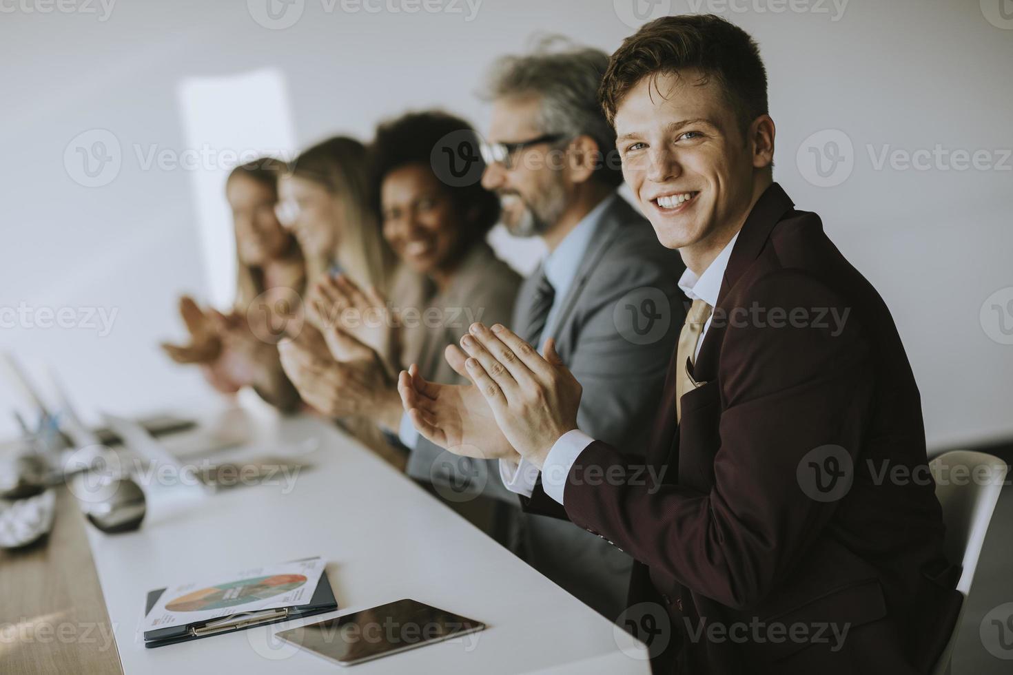 grupp affärsmän som applåderar foto