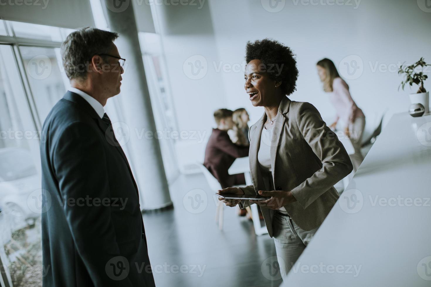 två affärsmän i diskussion foto