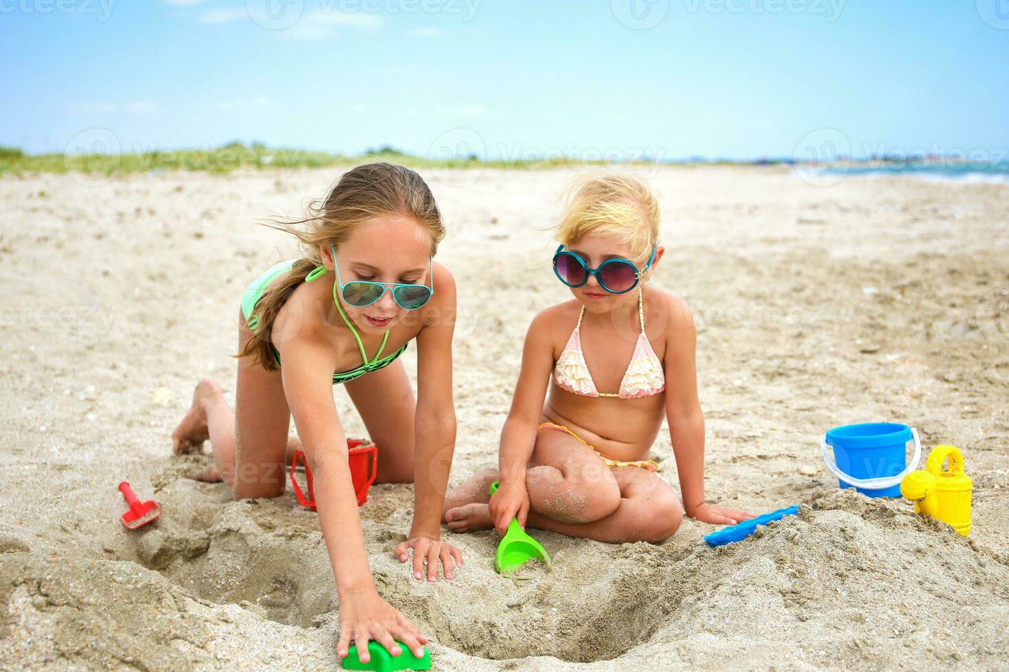 barn spela med sand på strand. foto