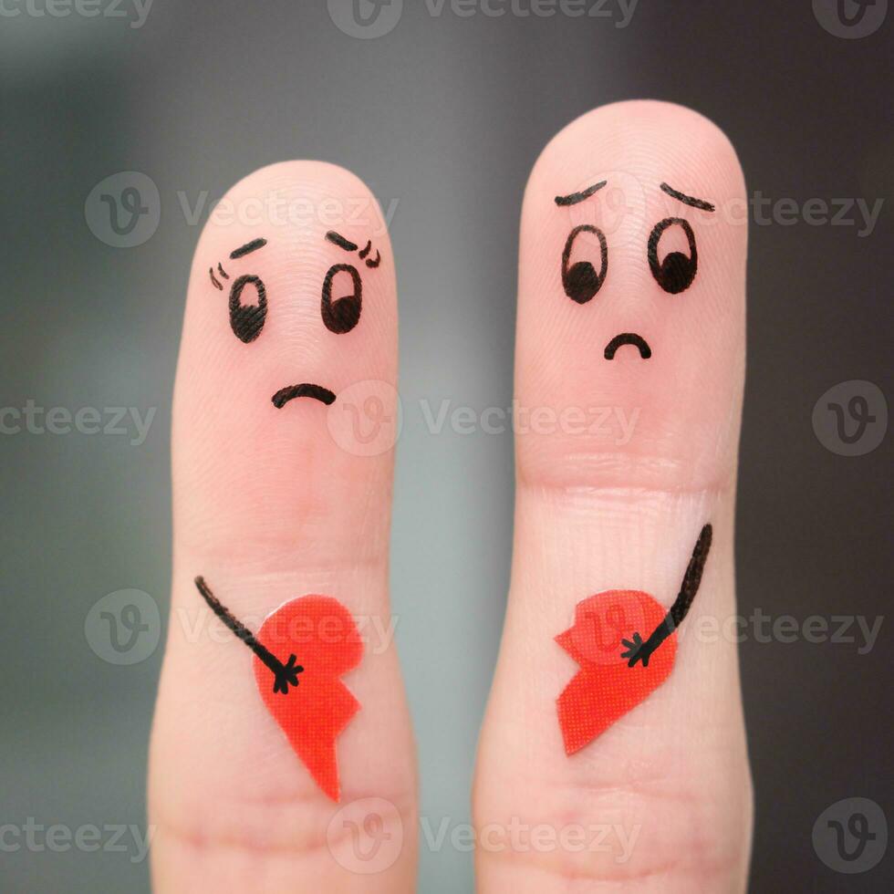 finger konst av par. par innehav bruten hjärta. foto