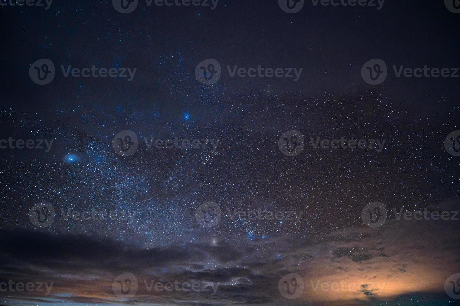 stjärnklart glödande på natthimlen foto