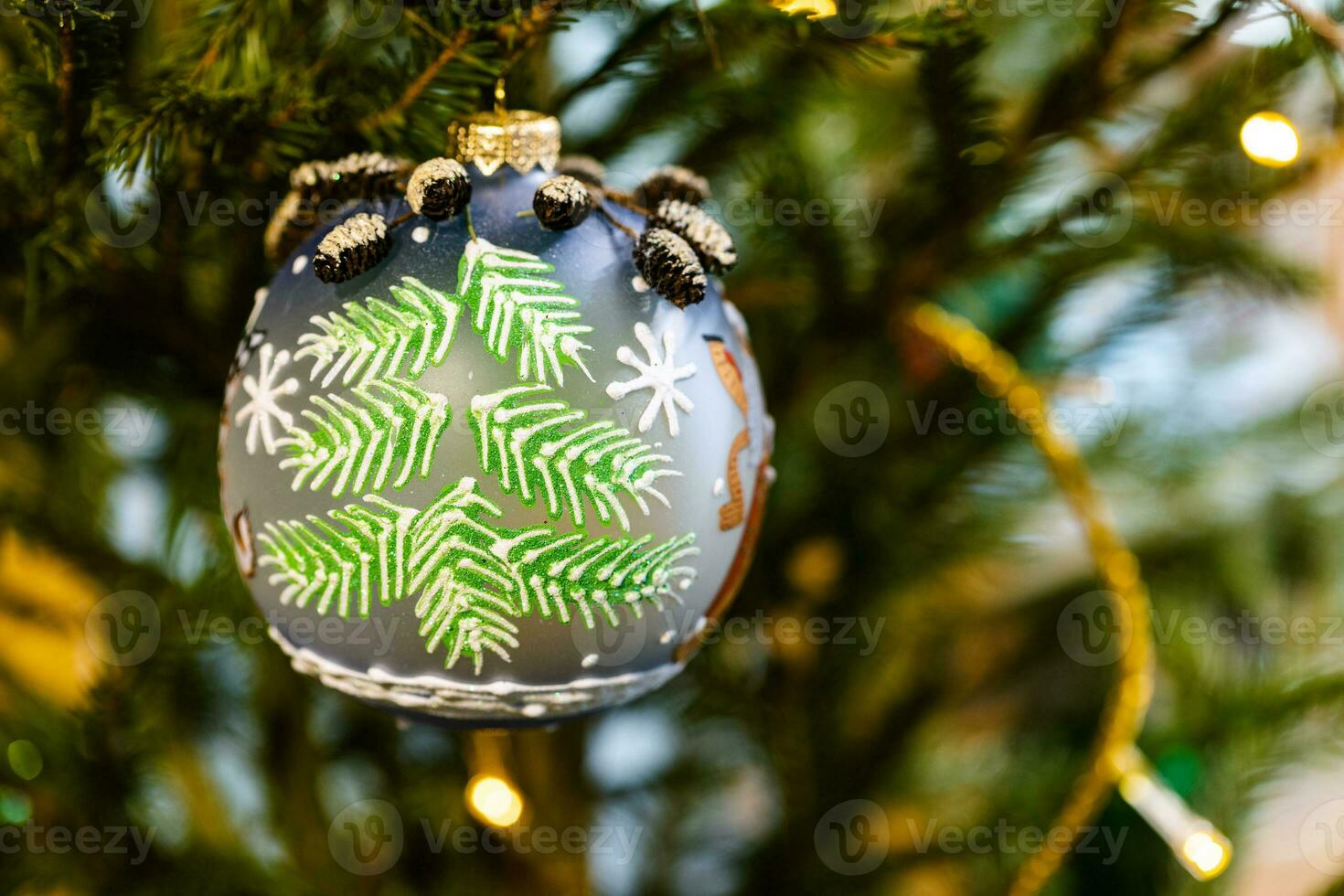 glas boll dekorerad av nålar på jul träd foto