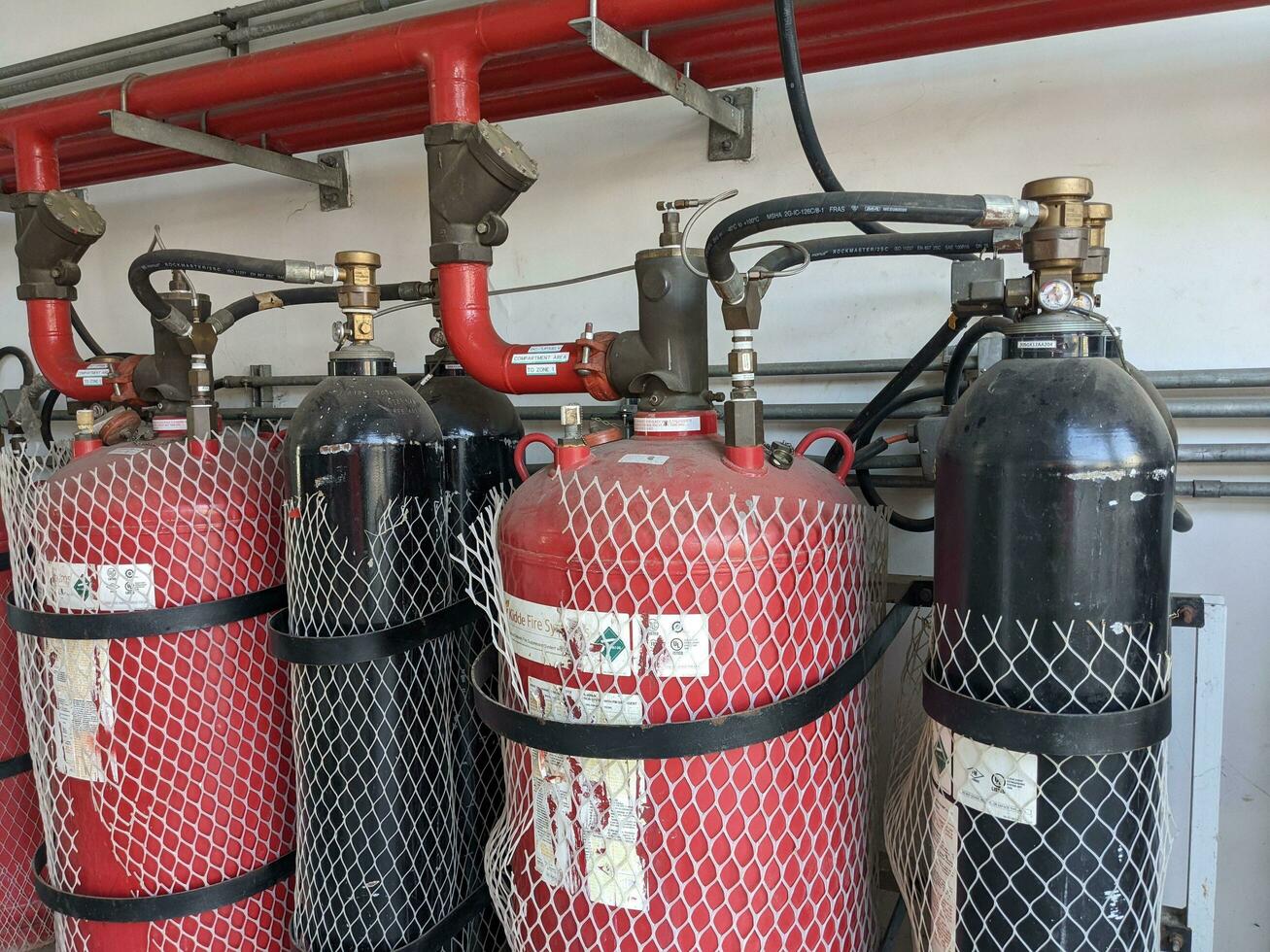 gas brand skydd cylinder på de administration byggnad. de Foto är lämplig till använda sig av för säkerhet innehåll media och brand skydd bakgrund.