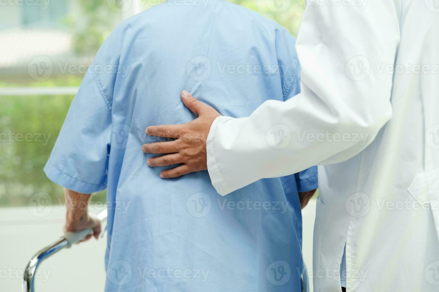 läkare hjälpa asiatisk äldre kvinna funktionshinder patient promenad med rullator i sjuksköterska, medicinsk koncept. foto