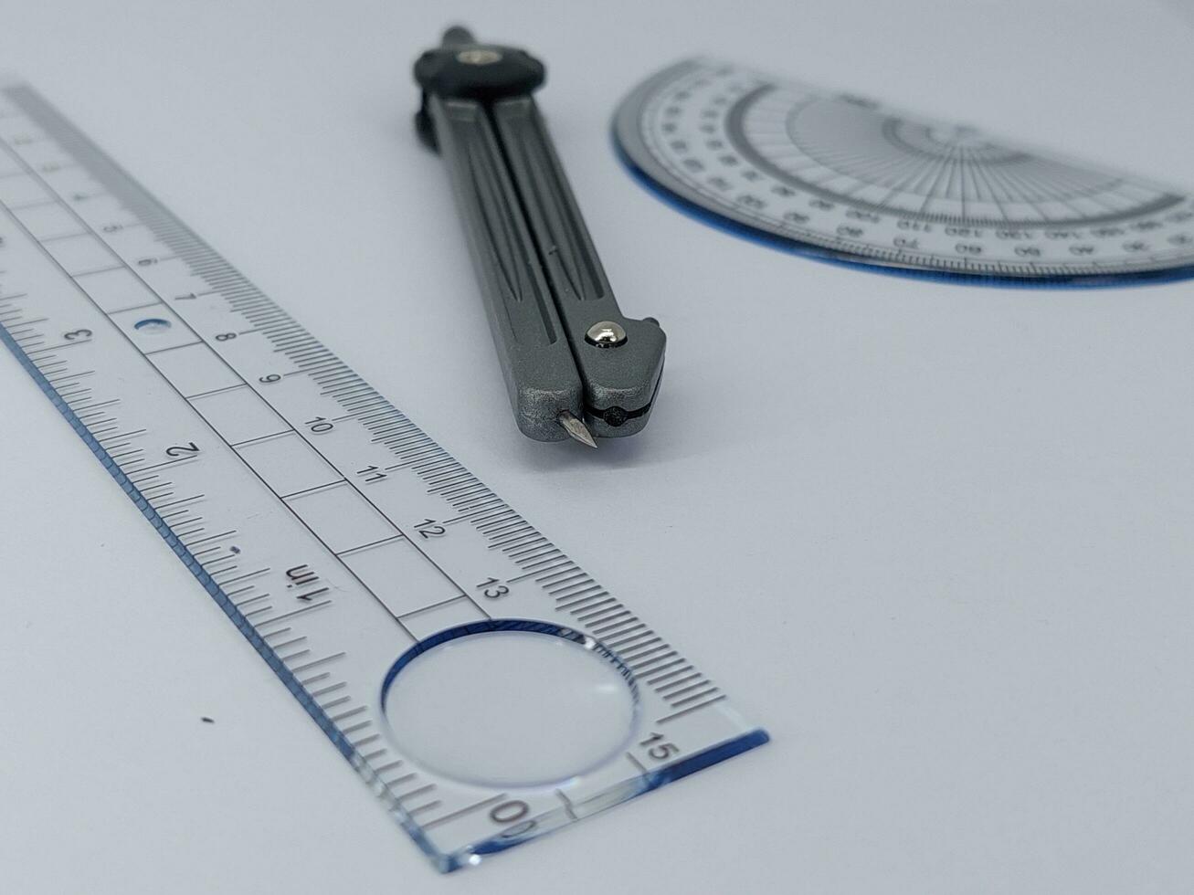 teckning kompass och linjal på tabell foto