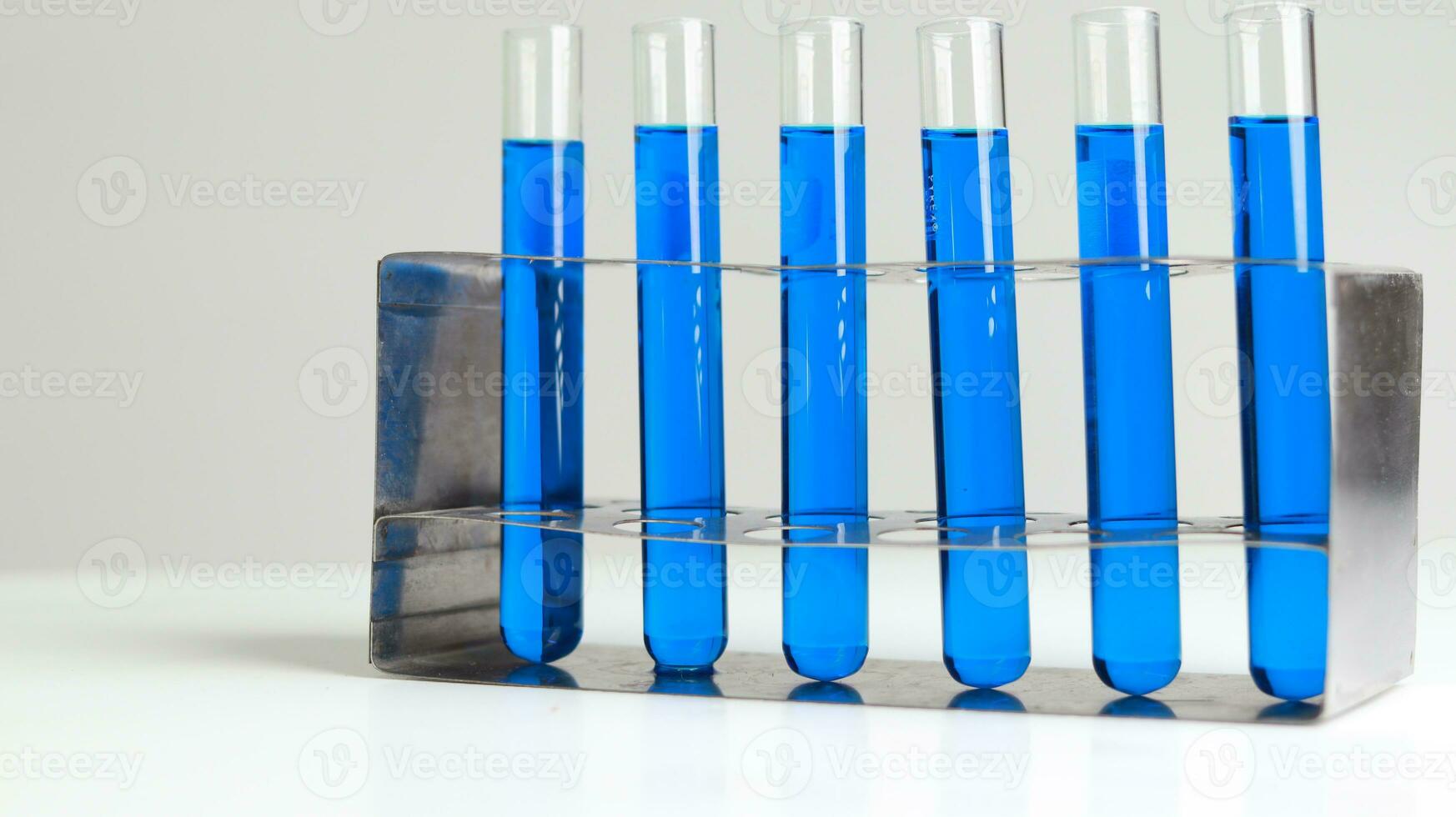vetenskap experimentera Utrustning och mikroskop för kemi, biologi, mikrobiologi, bakteriologi, virologi laboratorier för vetenskapsmän, forskare, medicinsk utbildning eller farmakologi.medicinsk, klinik. foto