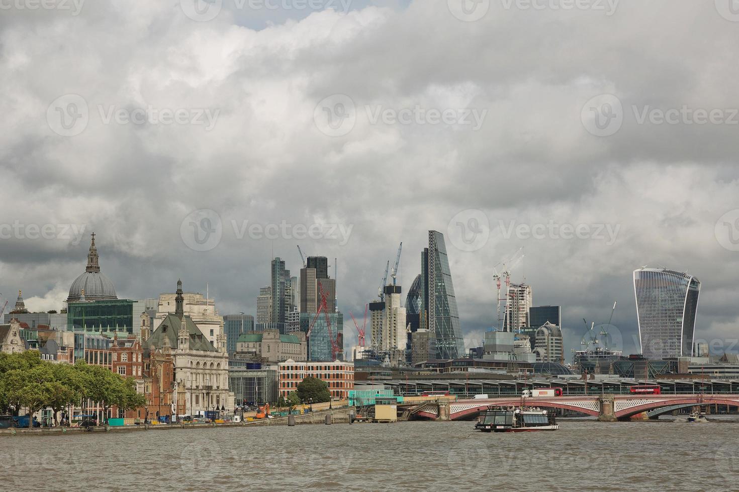 utsikt över arkitekturen i staden London i Storbritannien längs flodstranden av Themsen foto