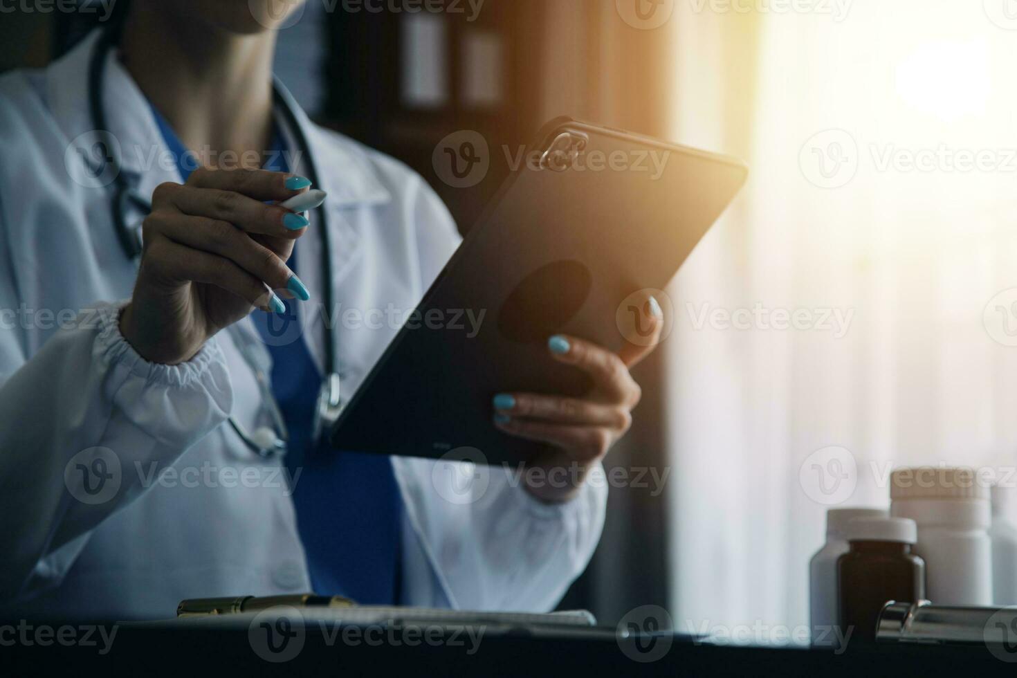 läkare hand håller penna skriver patienthistorik lista på urklipp om medicinering och behandling. foto