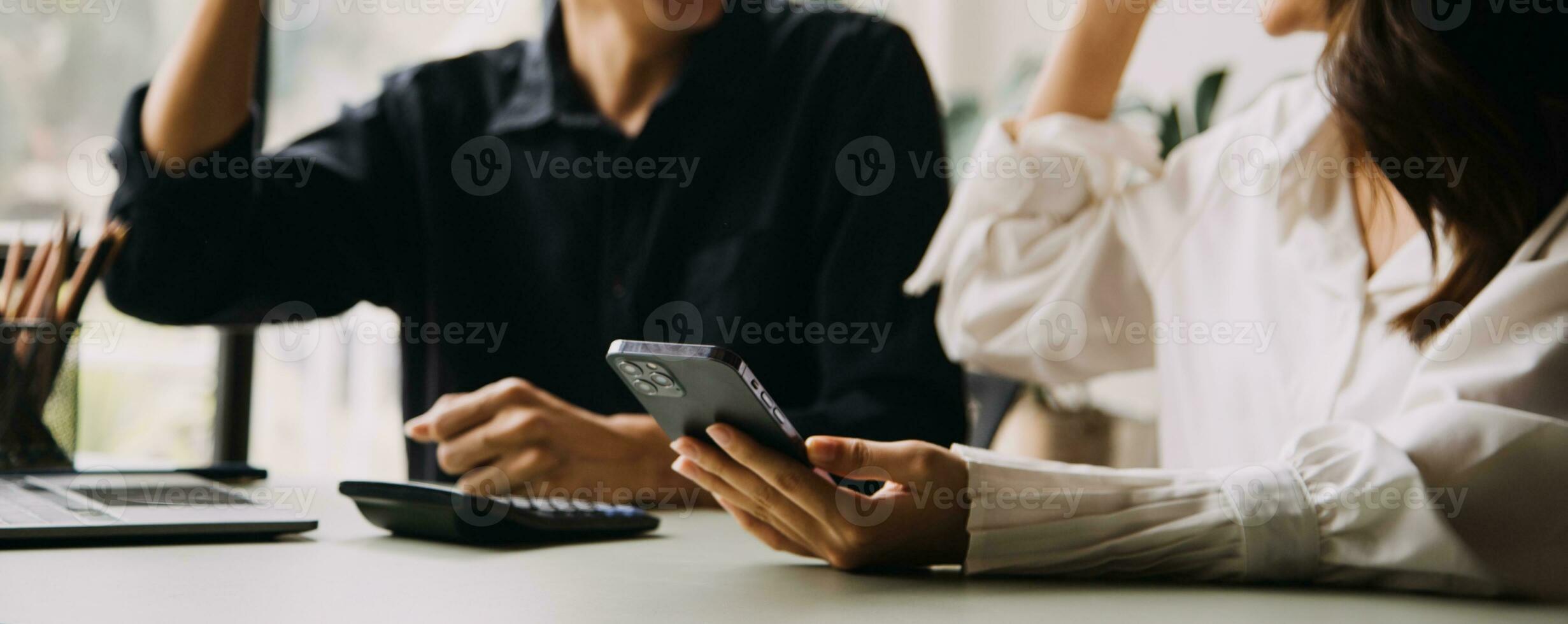 finansiella affärsteam närvarande. affärsman händerna håller dokument med finansiell statistik stockfoto, diskussion och analysrapportdata diagram och grafer. finansiera finansiellt koncept foto