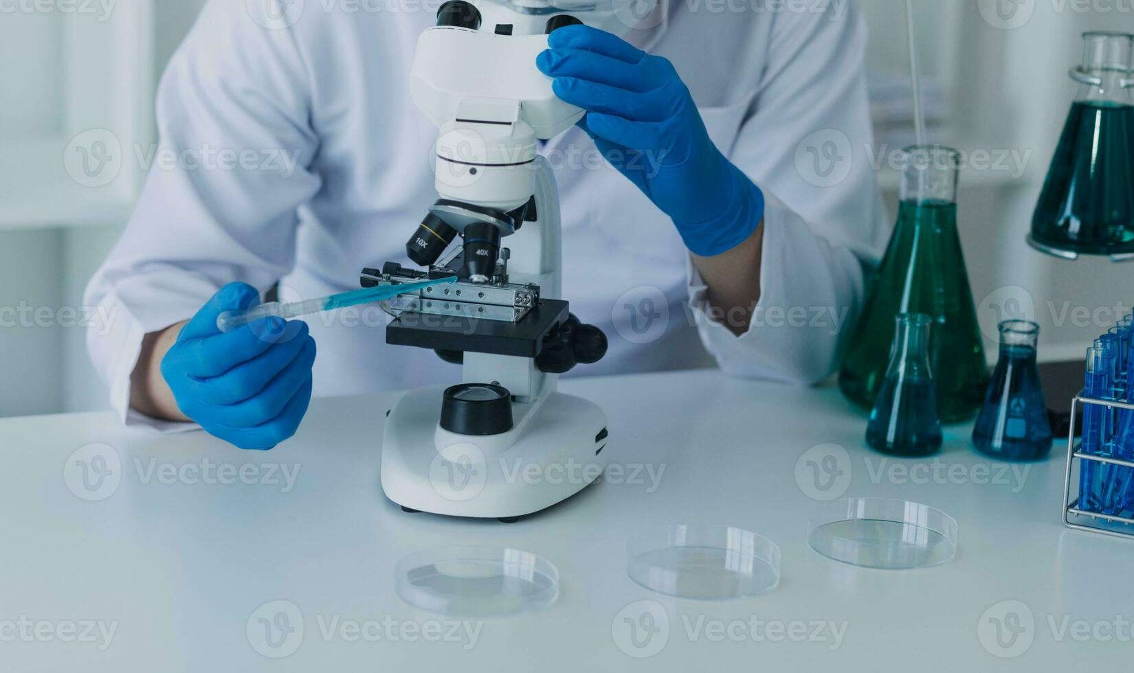 medicinsk utveckling laboratorium caucasian kvinna forskare ser under mikroskop, analyser petri maträtt prov. specialister arbetssätt på medicin, bioteknik forskning i Avancerad pharma labb foto