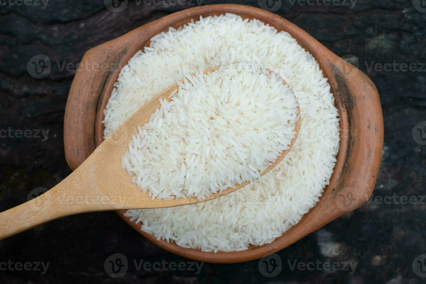 skopa ris med en skänk i en lerkruka foto