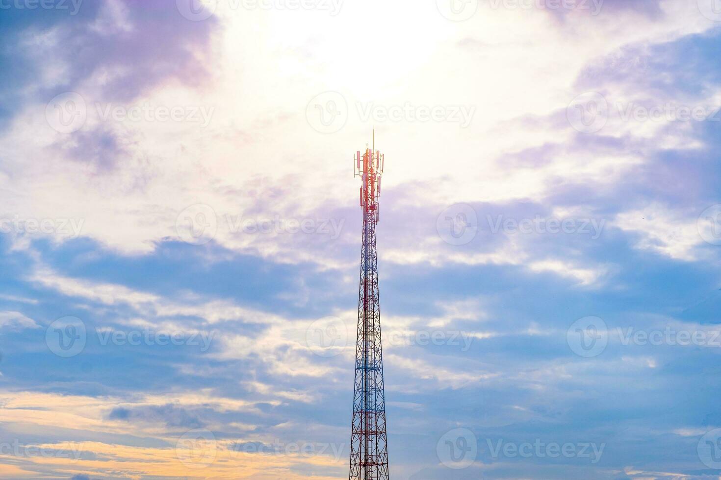antenntorn på en blå himmelbakgrund foto