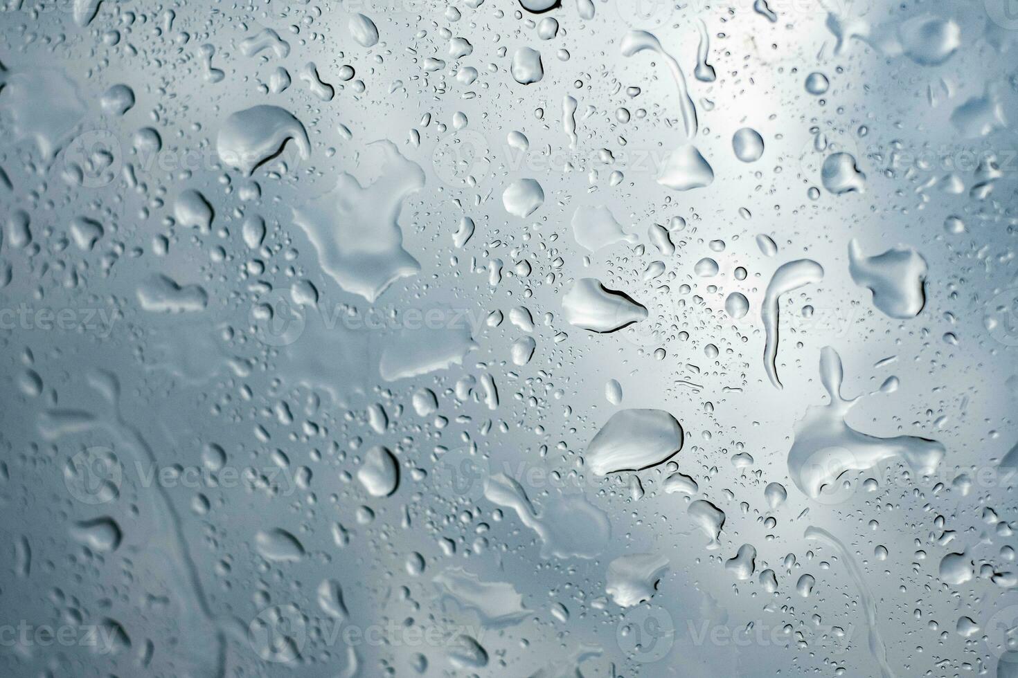 vatten regndroppar på ett bilfönsterglas foto