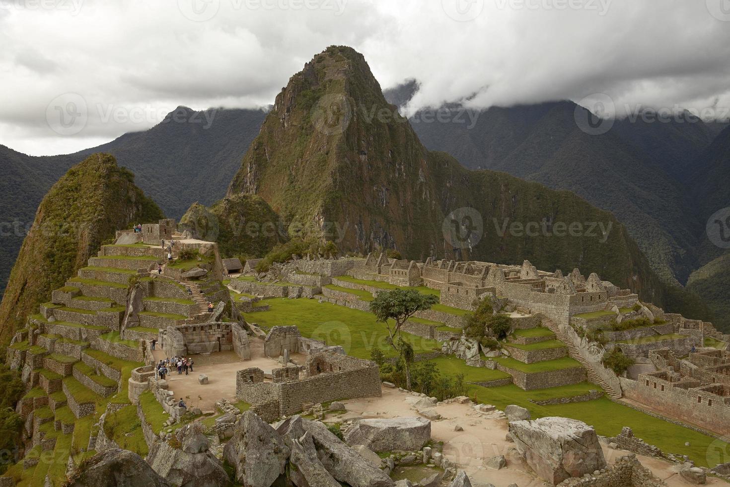 människor som besöker förlorade inkastaden Machu Picchu nära Cusco i Peru foto